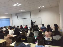 同学们在认真上课